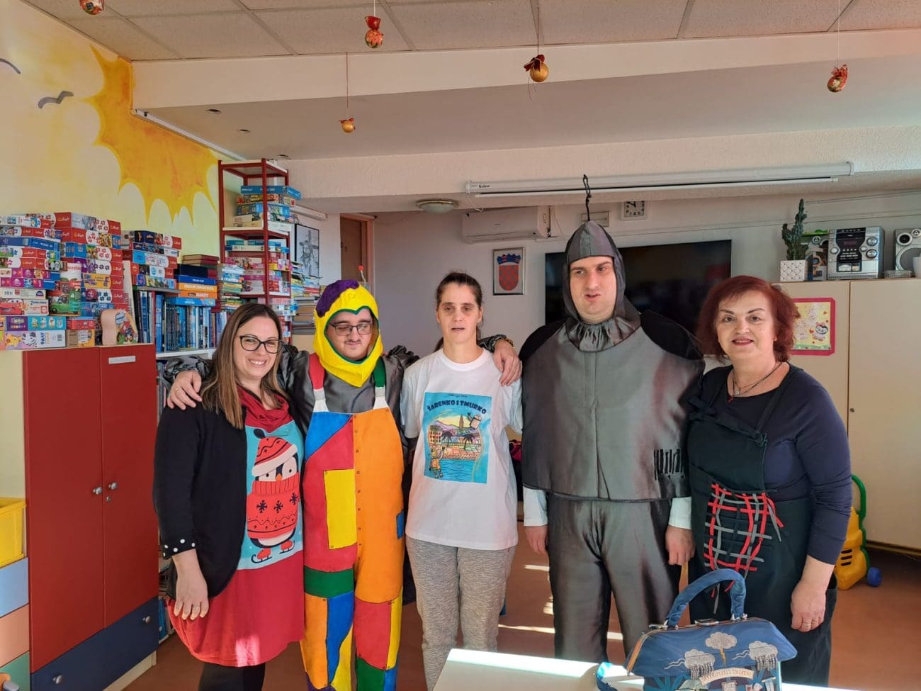 Udruga Srce Split za božićne blagdane darovala osmijehe: Igrokaz "Šarenko i Tmurko" razveselio djecu u KBC-u Firule