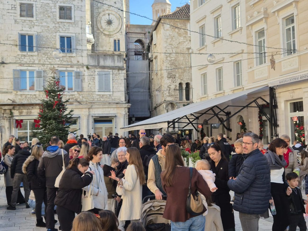 FOTO Puno je svita na Pjaci, evo šta se tamo upravo odvija
