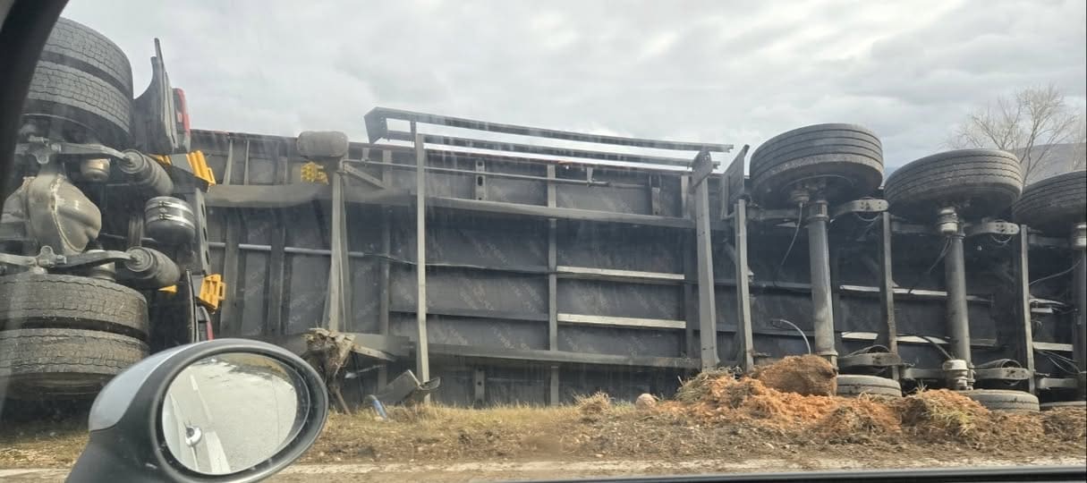 Prevrnuo se kamion s prikolicom kod tvornice Kanuf