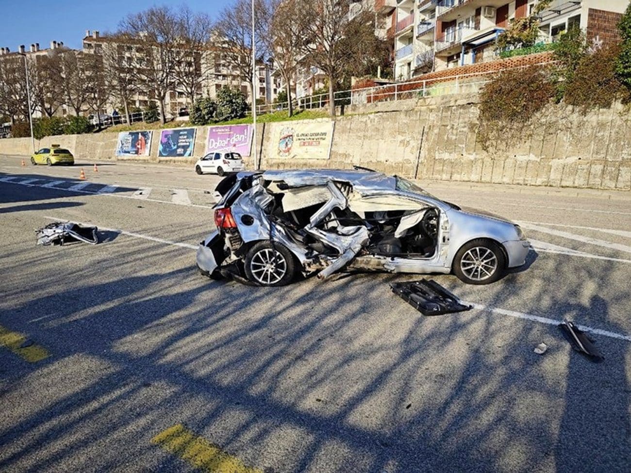 Teška prometna u Krnjevu. Sudar auta i autobusa. Vozačica prevezena na Hitnu