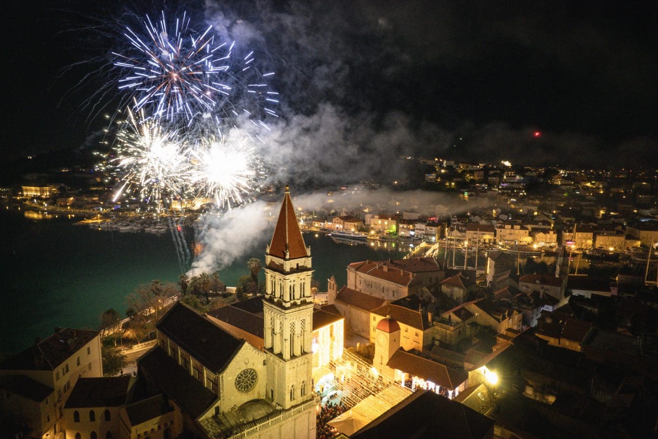 FOTOGALERIJA Pun trg i odlična atmosfera obilježili doček Nove godine u Trogiru – večeras repriza uz Luku Nižetića