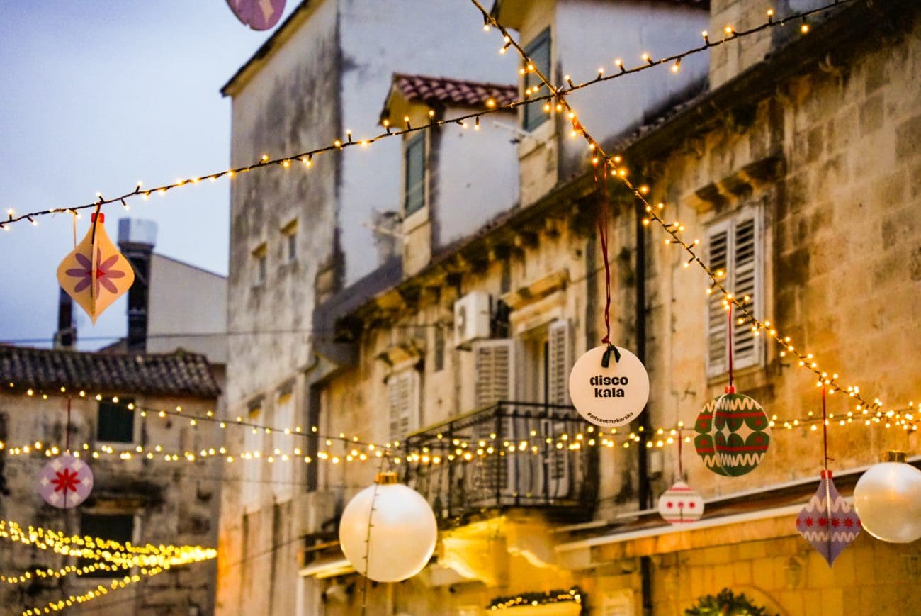 FOTOGALERIJA Advent u Makarskoj – najšarmantniji zimski ugođaj na moru