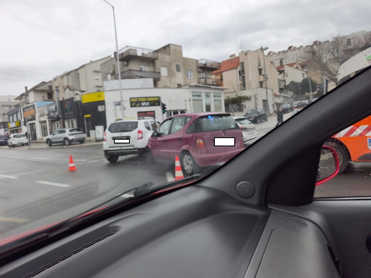 Nesreća u Splitu u Velebitskoj ulici. Prometuje se otežano