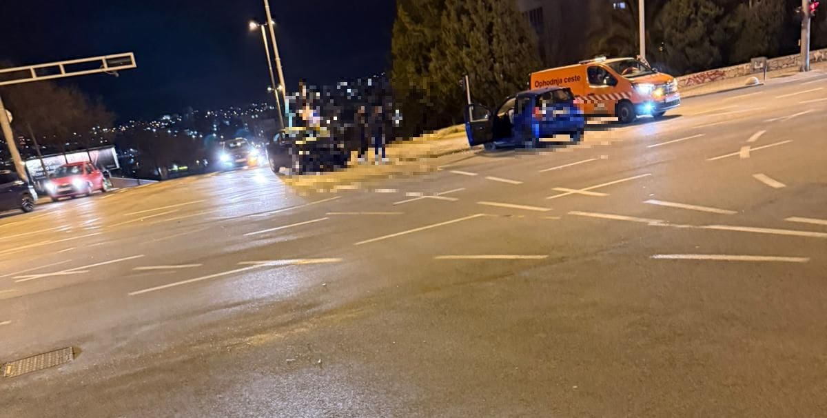 'Krš' kod Šakića. Sudar dvaju auta, vozi se otežano