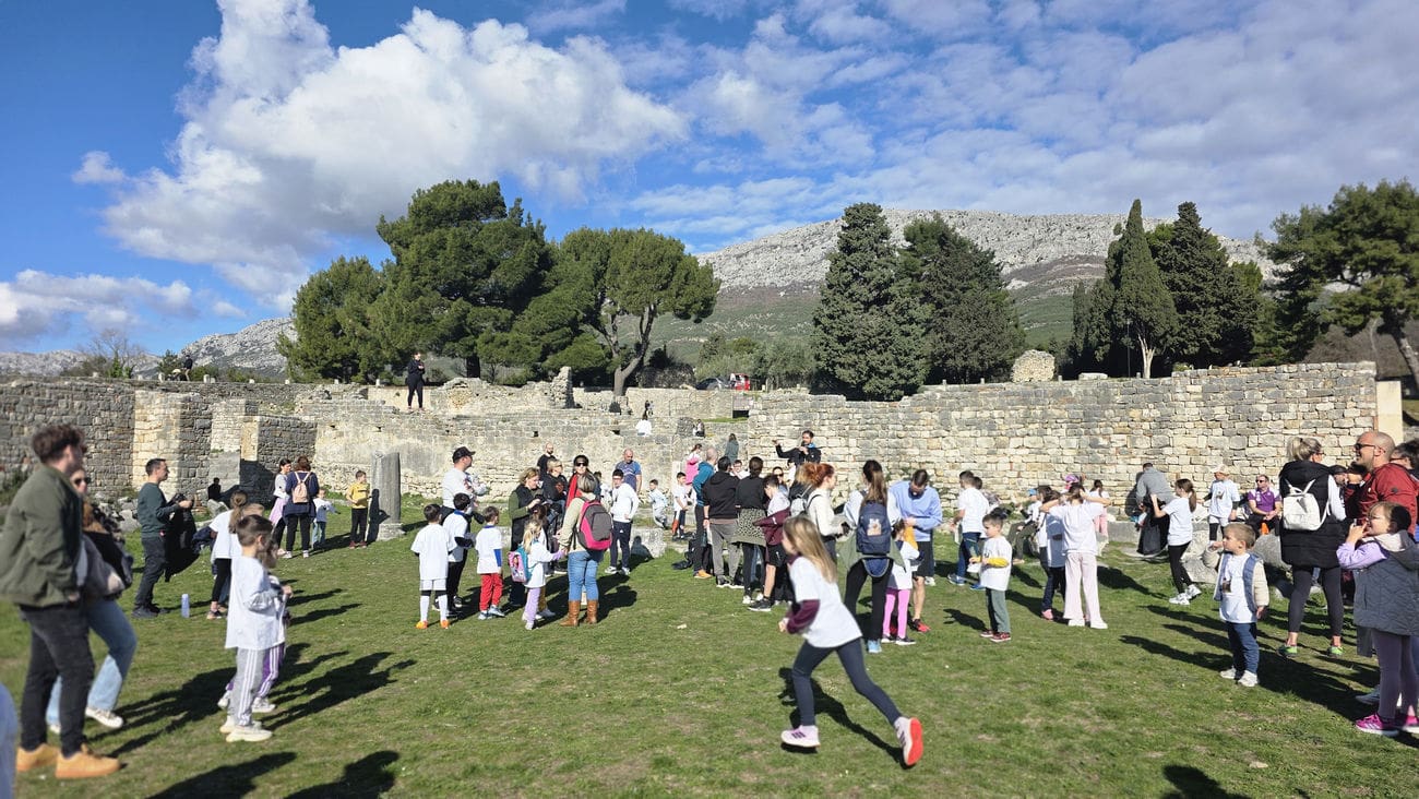 Najslađa utrka s najvažnijom misijom: Više od 250 djece trčalo i učilo čuvati našu najvrijedniju baštinu – antičku Salonu