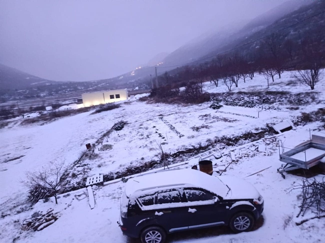 Ovako izgleda mjesto kod Omiša: Zimski uvjeti na ključnim prometnicama, HAK upozorava na poledicu