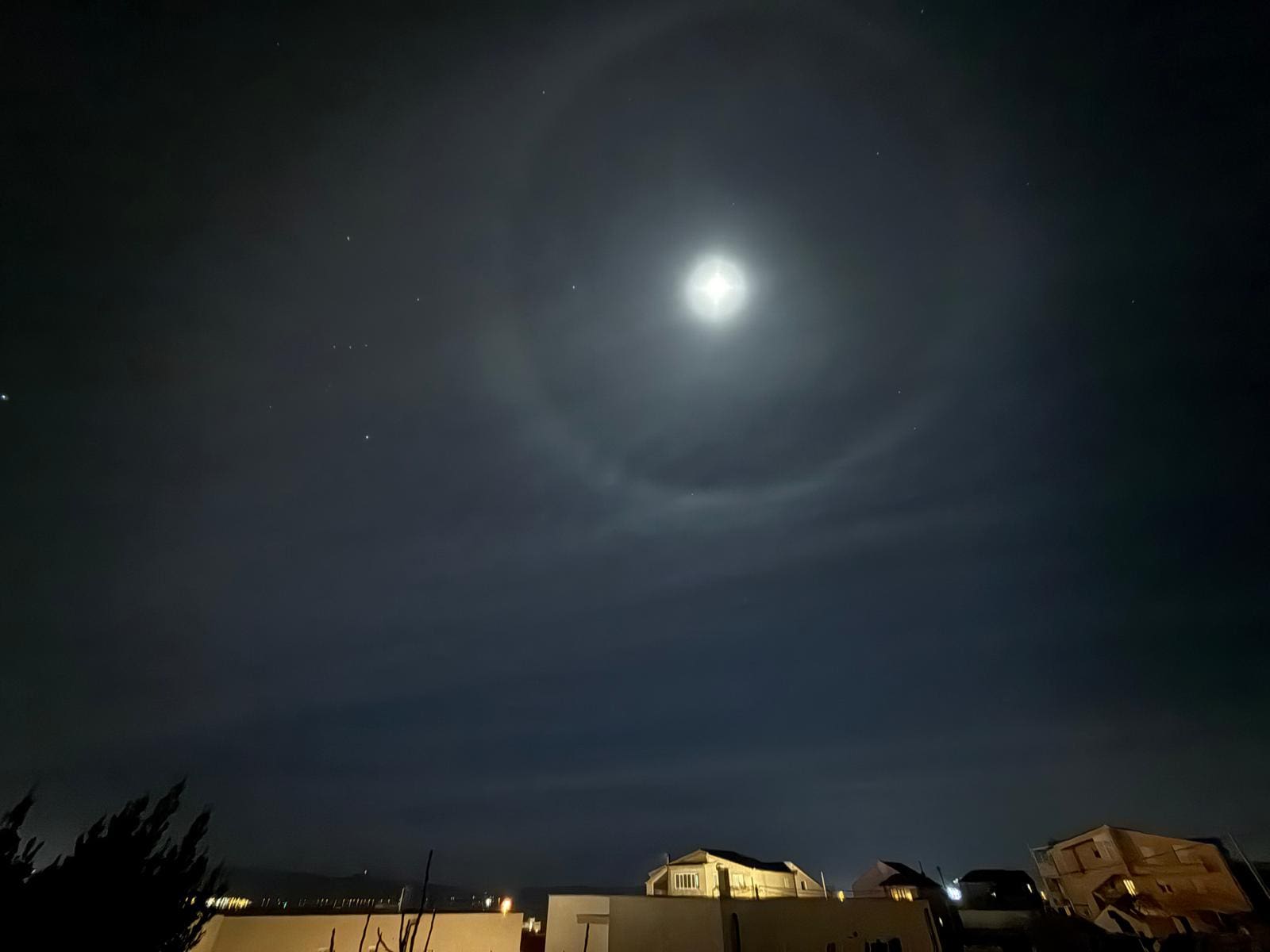 Zanimljiv optički fenomen: Na nebu iznad Dalmacije pojavio se halo oko Mjeseca