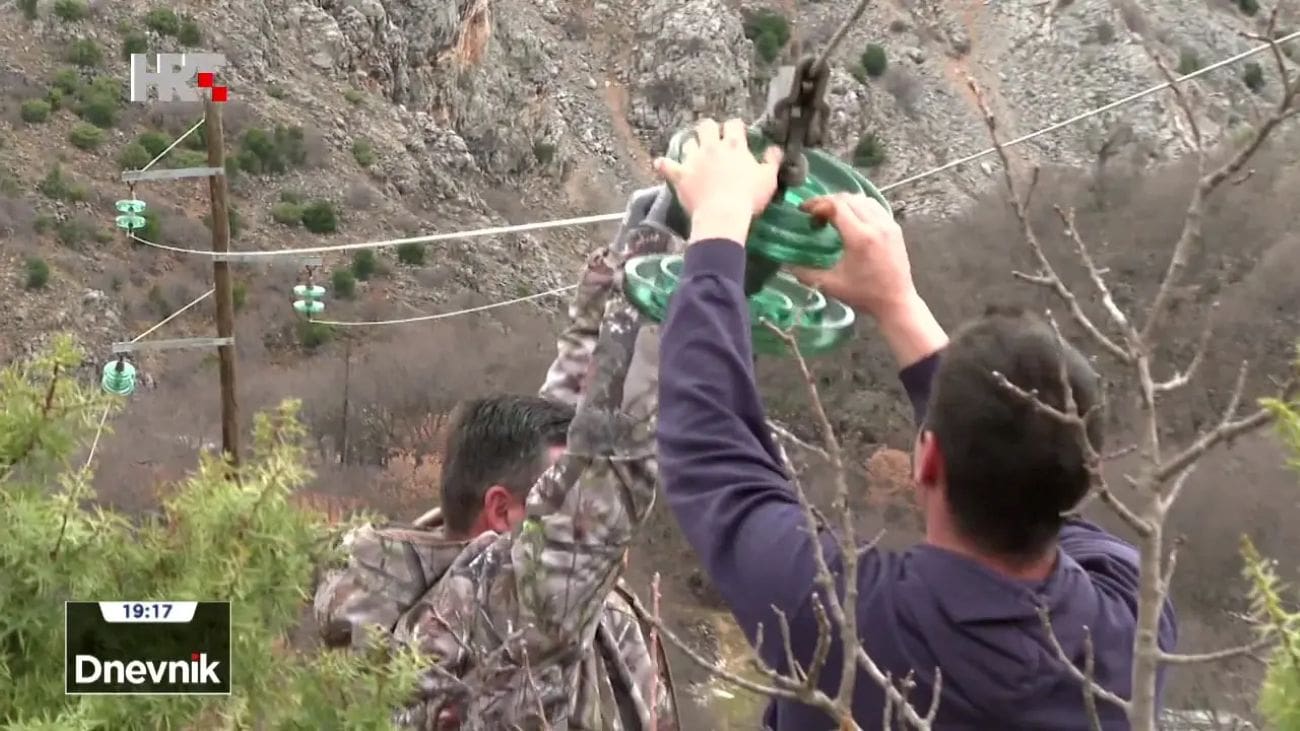 Četiri dana u mraku: Tamo gdje strojevi ne mogu ljudi popravljaju struju u zaleđu Obrovca