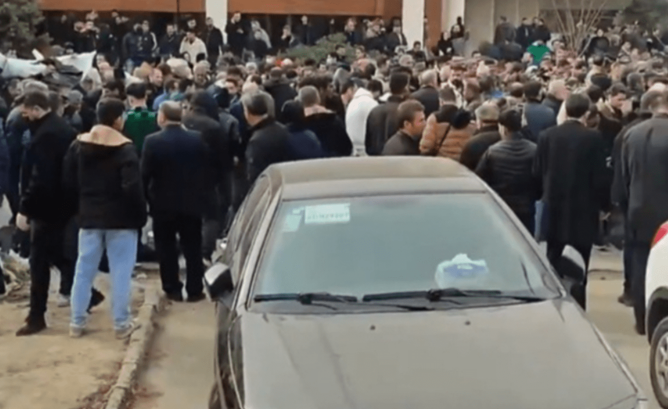 Potresne snimke iz Irana: Obitelji obilaze vreće s tijelima i traže svoje bližnje