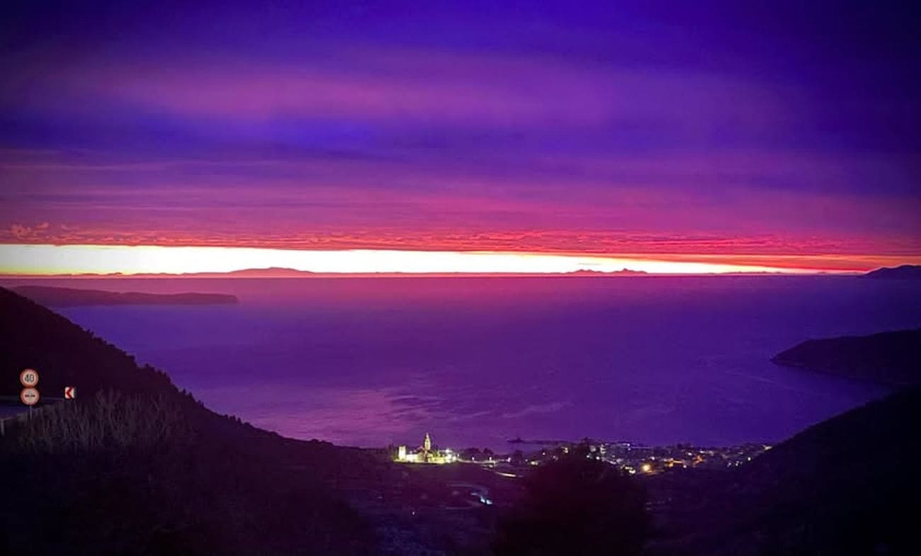 Fotograf snimio nevjerojatan prizor s Visa: Italija “izronila” cijelim horizontom