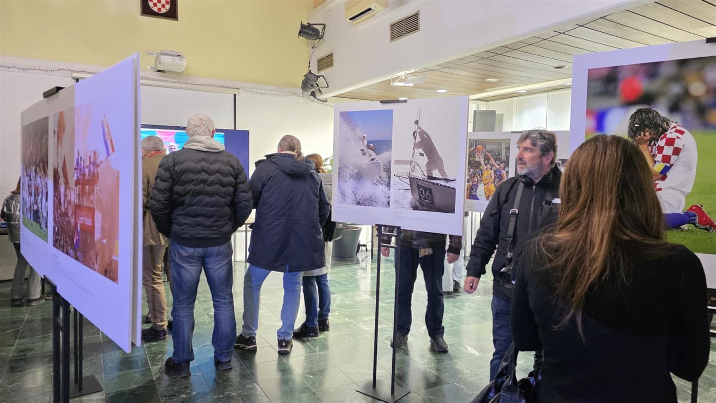 Noć muzeja 2026.: Svečano otvorena izložba o Domovinskom ratu i sportskoj fotografiji u Splitu