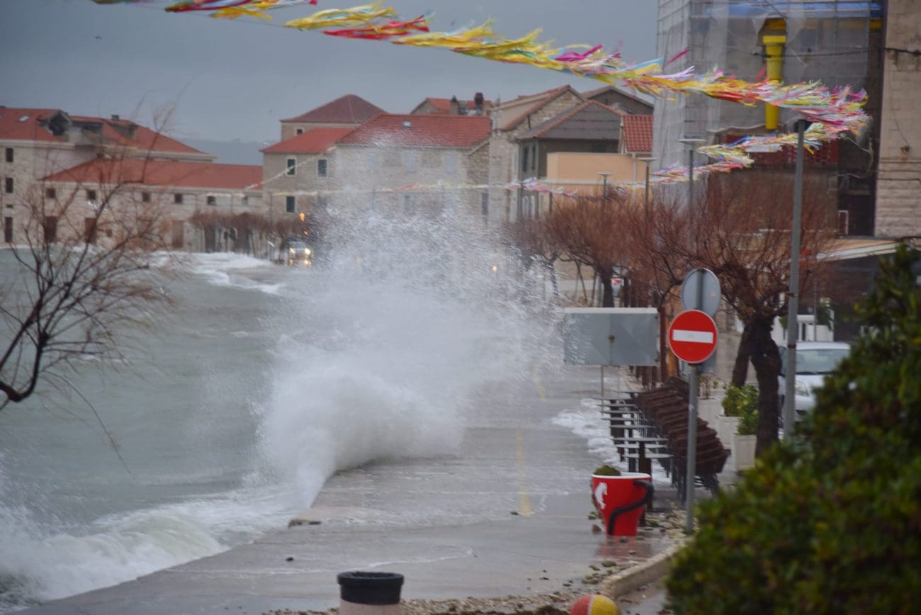 FOTO + VIDEO Svi žele prvi red do mora, samo se Kaštelani u prvom redu hvataju za glavu kad je jugo