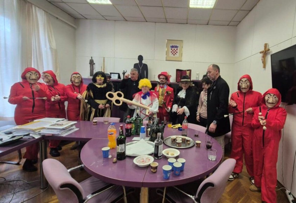 Pala vlast u Sinju, maškare preuzele ključ Grada: "Gotov si, Bulju!"