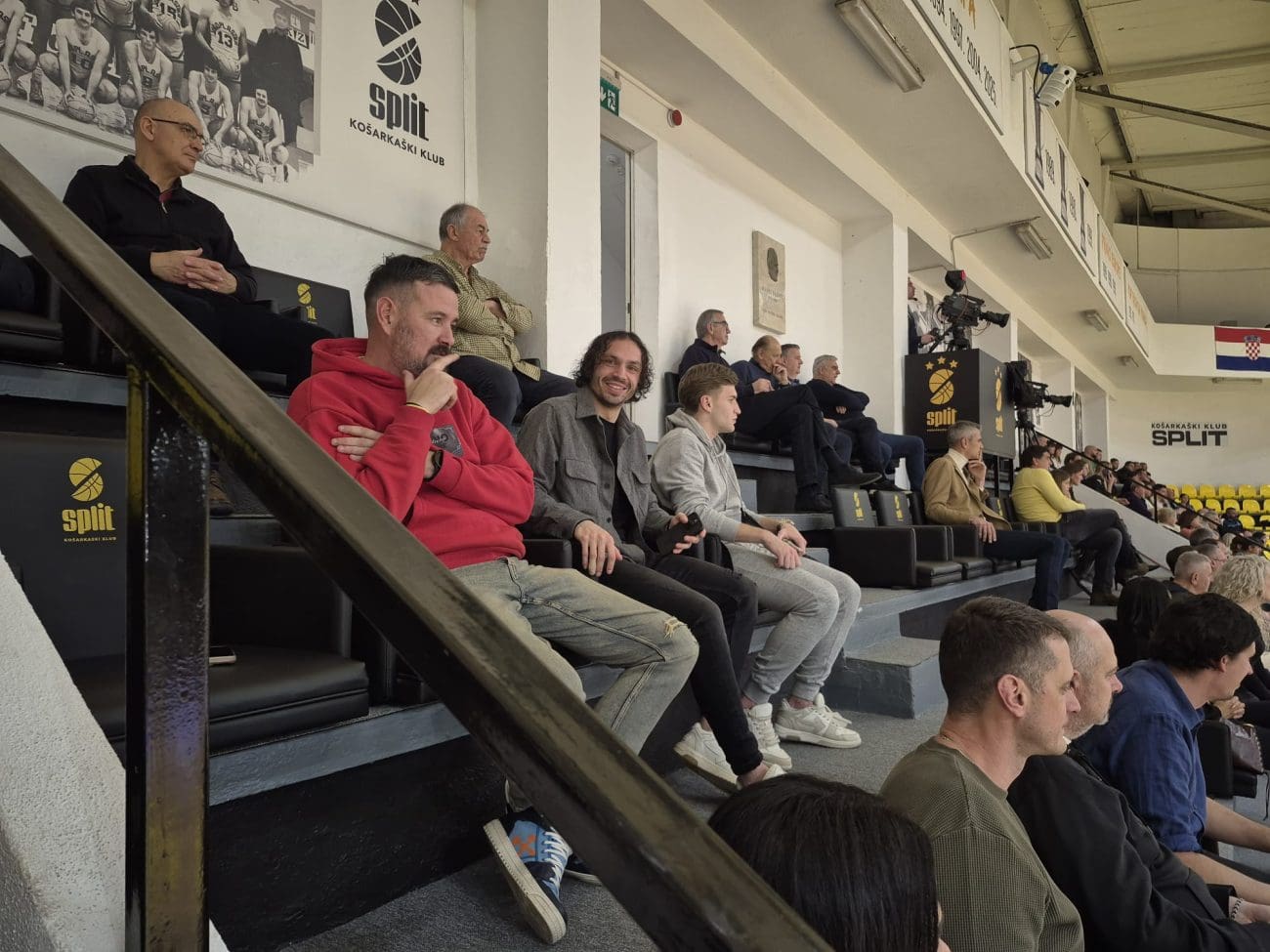 Filip Krovinović prati košarkaški derbi. A za koga navija?