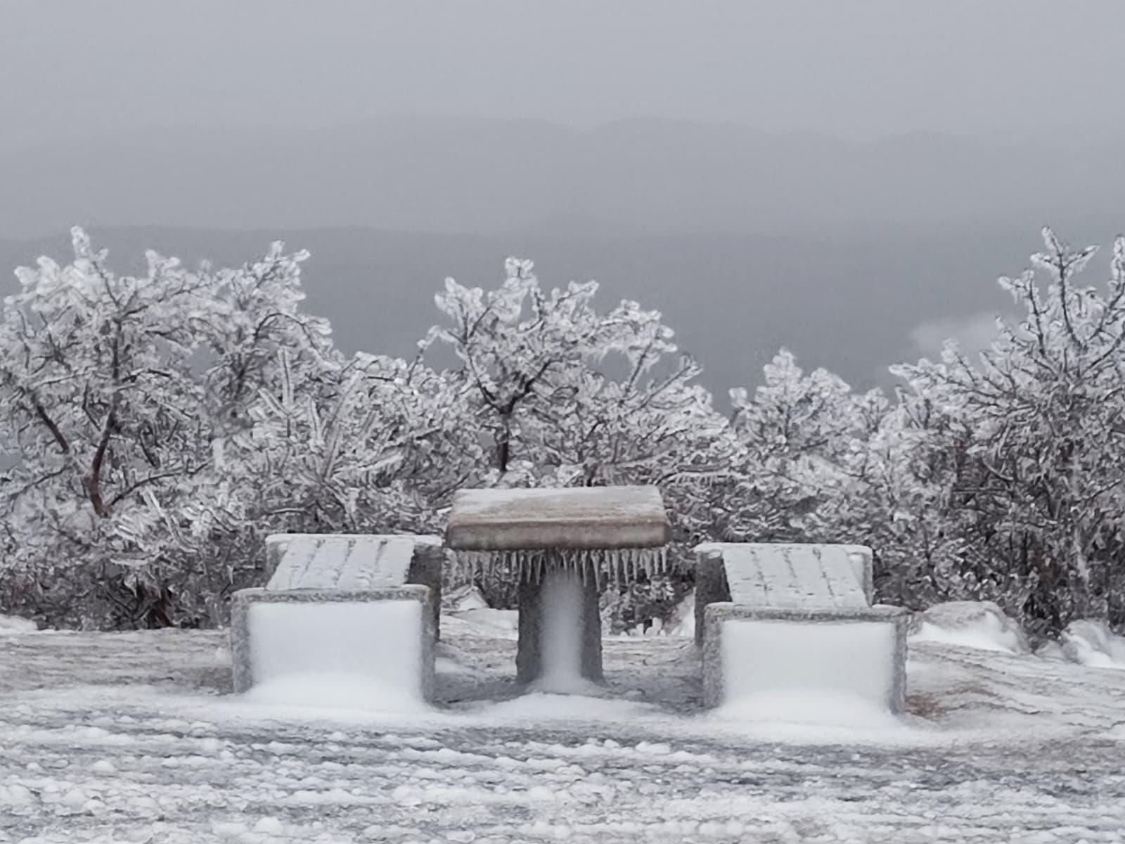 Zima paralizira promet: Crveni alarm pod Velebitom, snijeg i led diljem zemlje