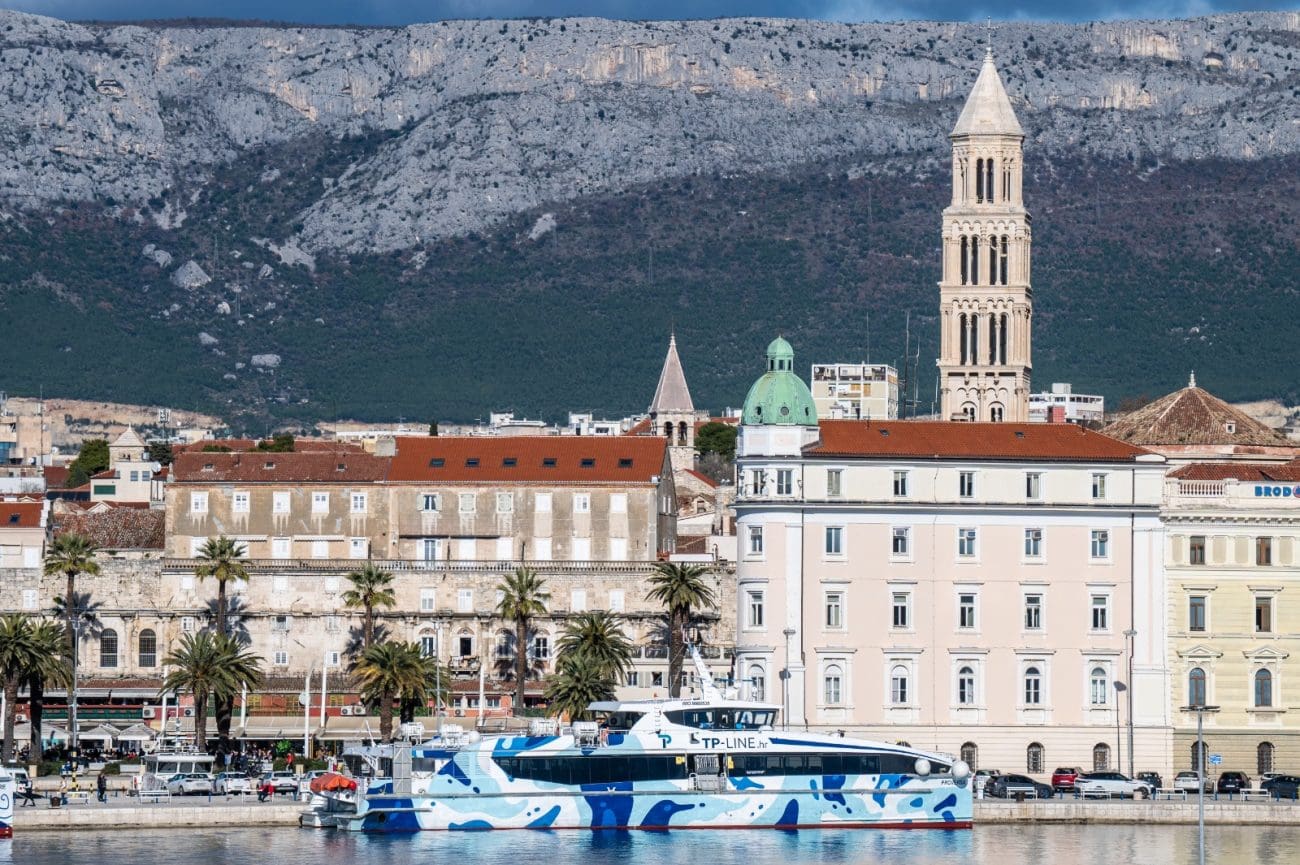 Kad se sa bijelim brodom vraćaš u splitsku luku...