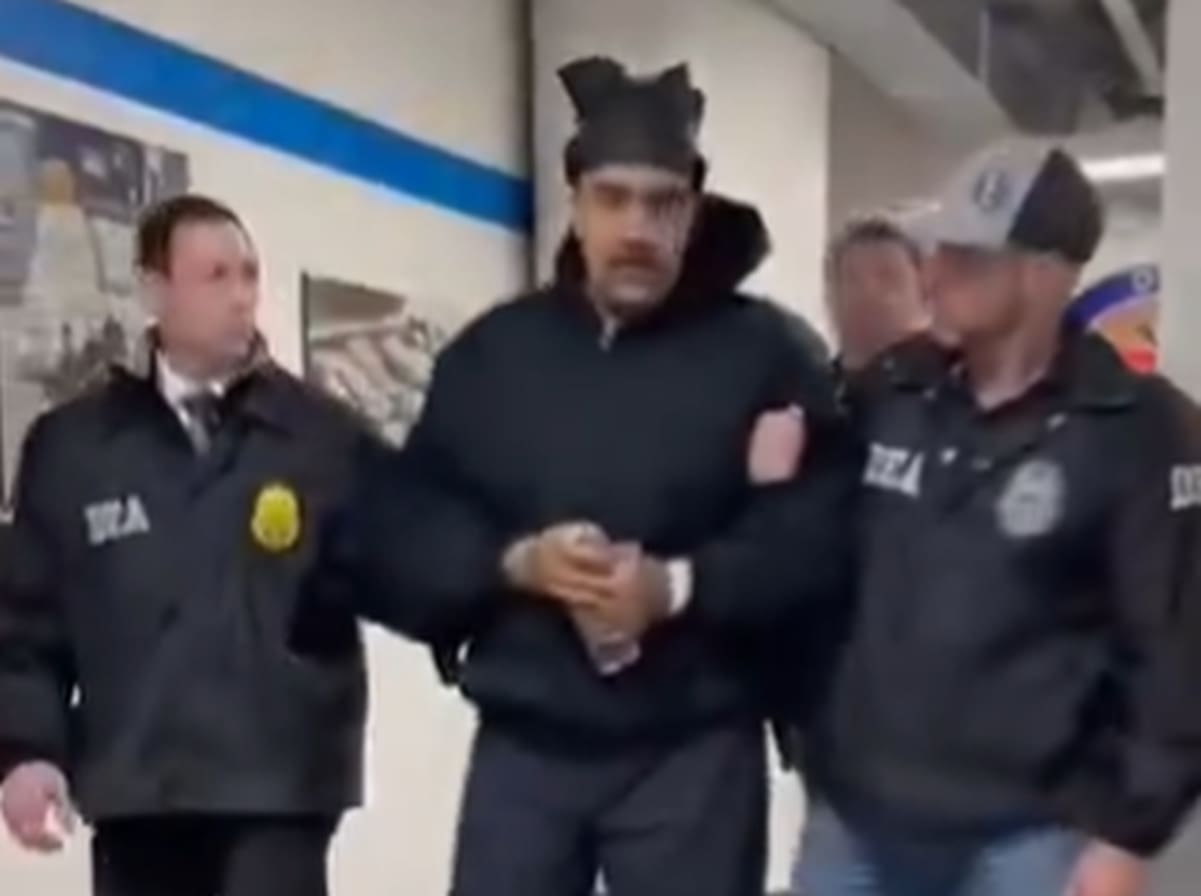 SNIMKA KOJA JE OBIŠLA SVIJET Maduro u lisicama: "Laku noć, sretna Nova godina"