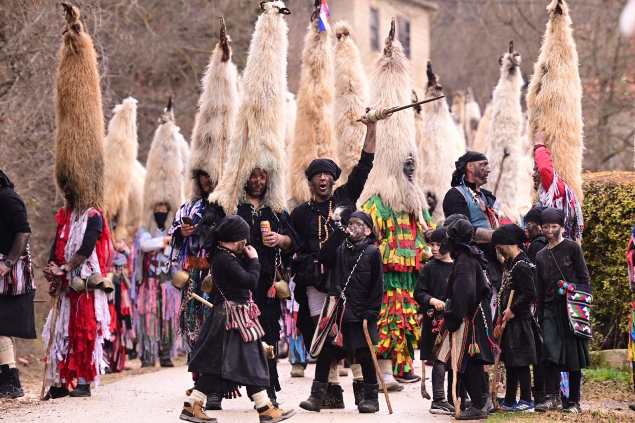 FOTOGALERIJA Počeli pohodi Stranjskih mačkara kod Sinja: Otok danas odzvanja od zvona...