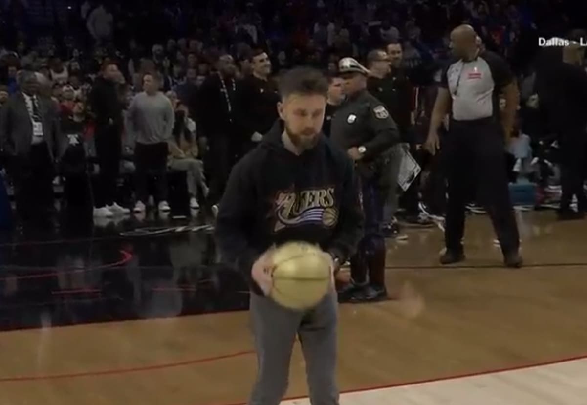 VIDEO Navijač u Philadelphiji pogodio s centra i osvojio 10 tisuća dolara