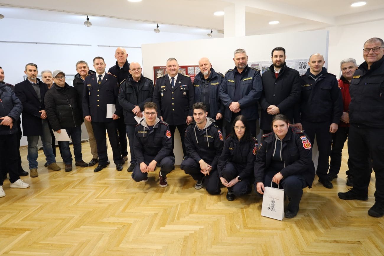 FOTO U Noći muzeja otvorena izložba "Hrvatska vatrogasna zajednica danas"