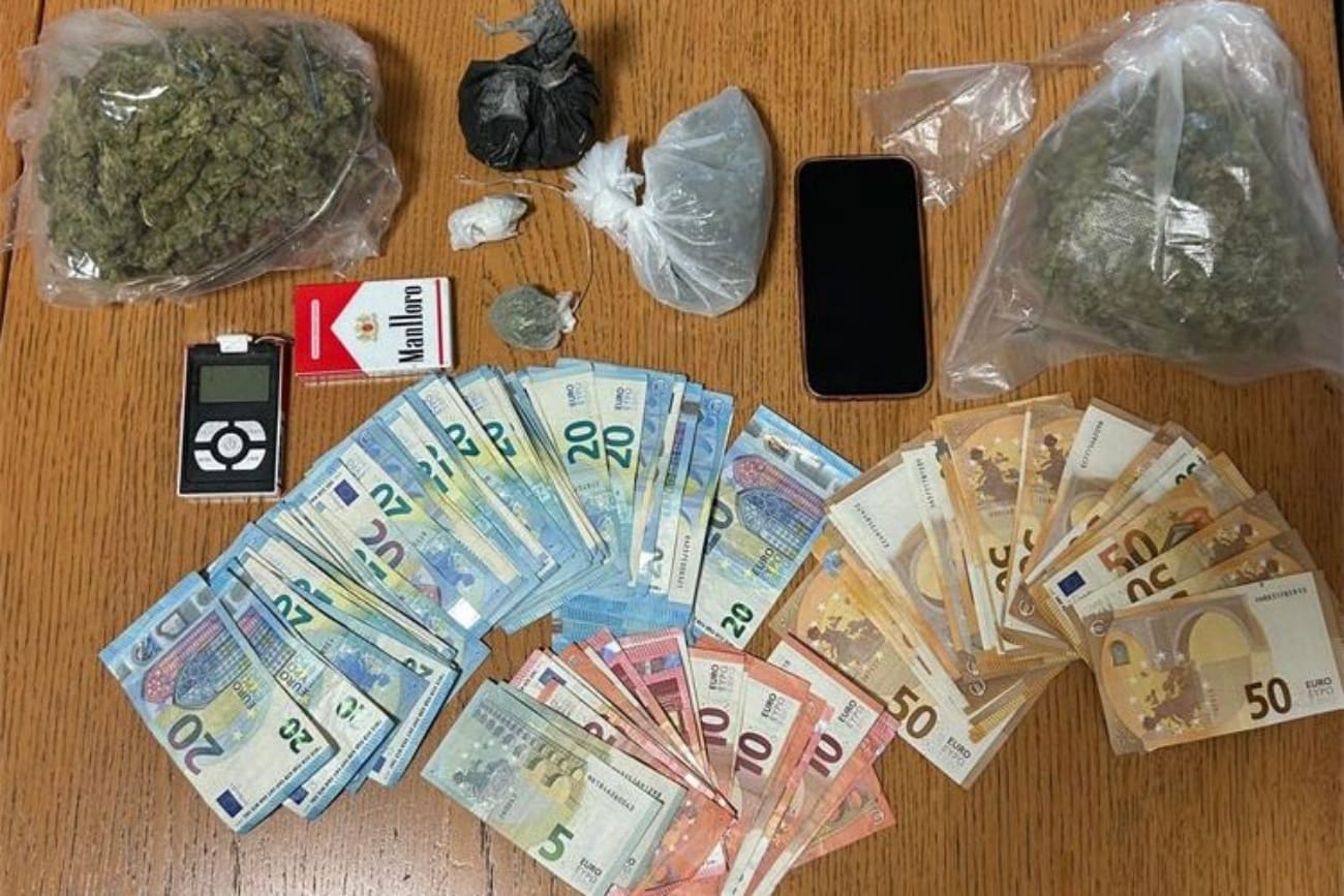 Šibenska policija pretragom stana pronašla 544,25 grama marihuane, vagu, mobitel i novac