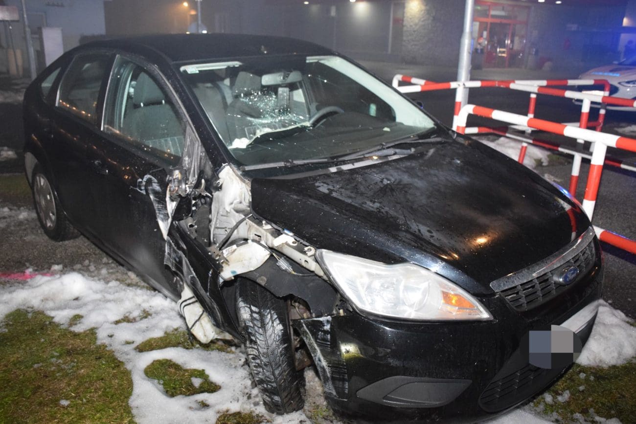 Ovako izgleda automobil nakon što ga je pijana djevojka (23) zabila u ogradu