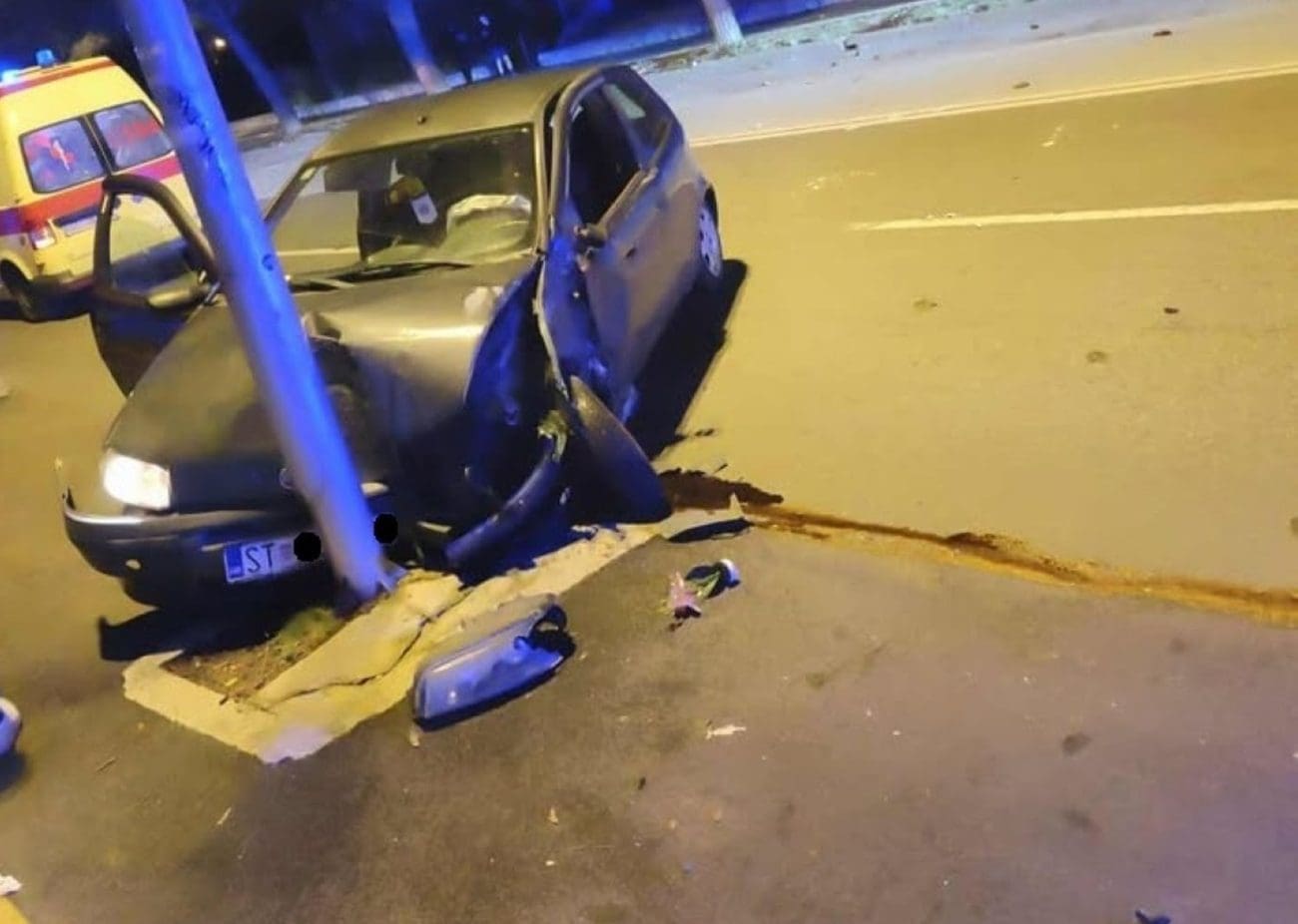 Auto završio u rasvjetnim stupu, dojurili hitna pomoć i policija
