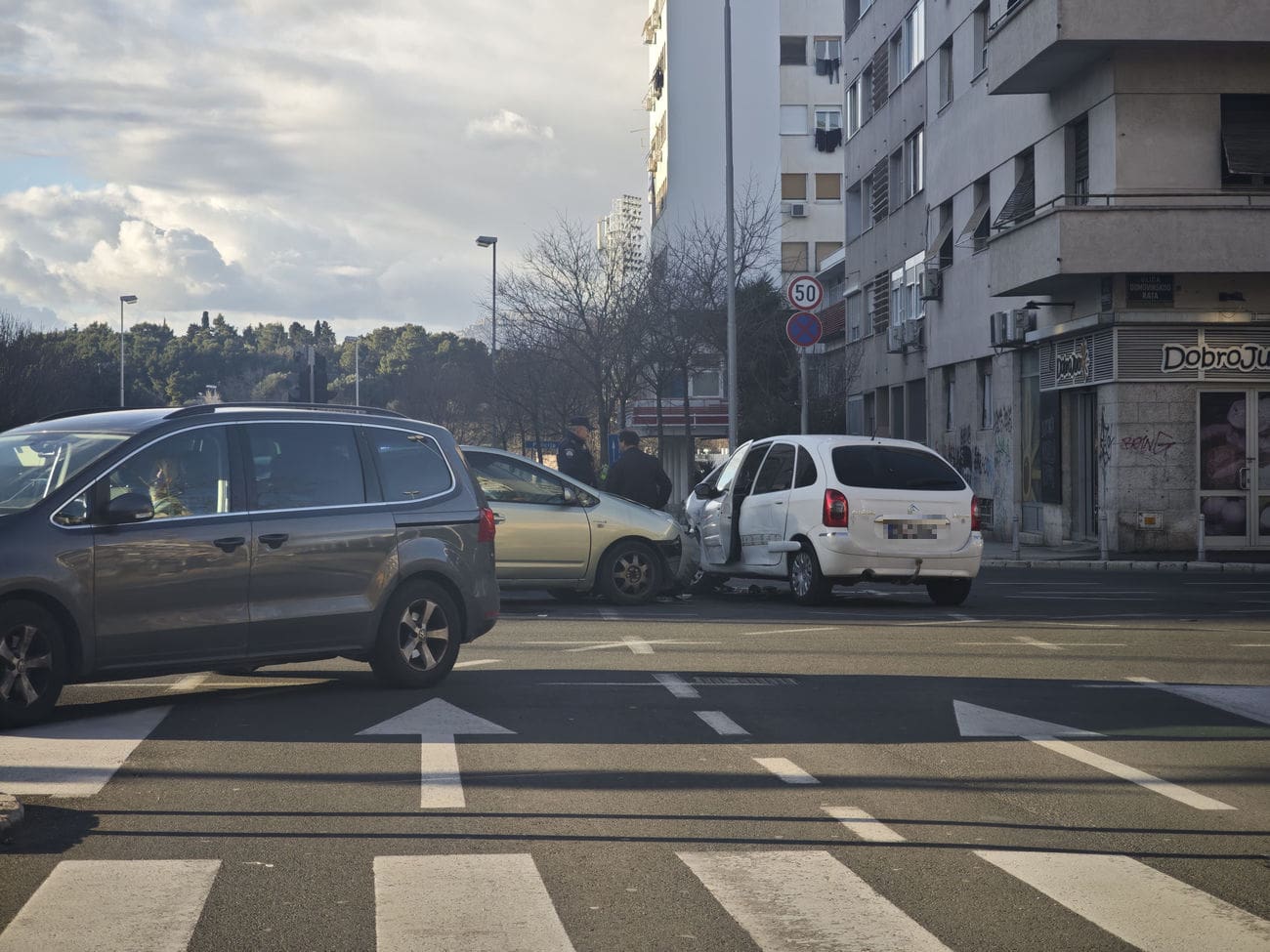 Sudar kraj Kroma, na mjesto događaja stigli policija i hitna pomoć