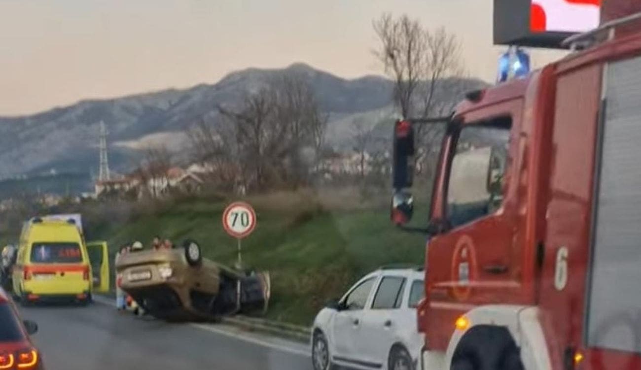 Automobil na Smokoviku završio na krovu, na mjesto događaja stigle sve žurne službe