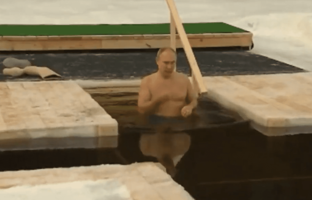 Putin u gaćicama zaronio u ledenu vodu, video se širi internetom