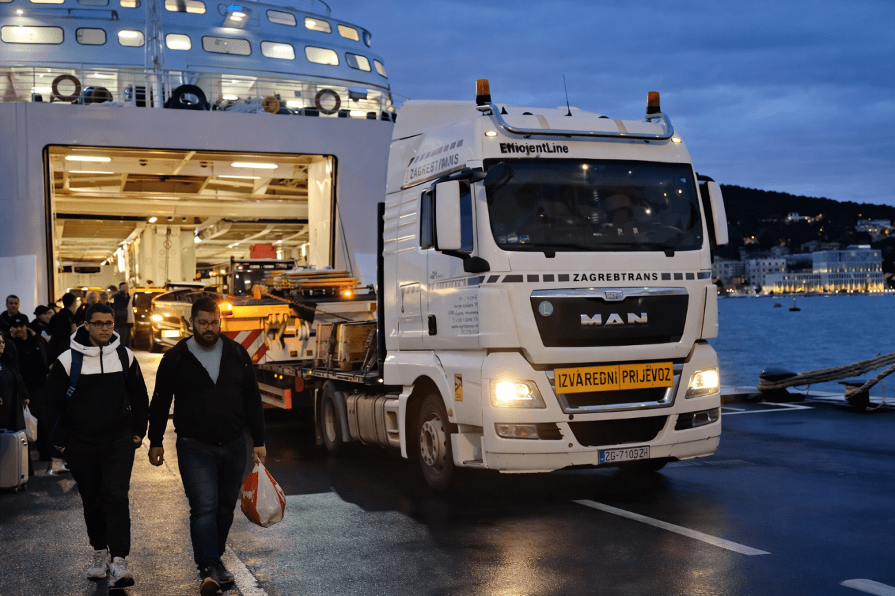 Rampa trajekta Oliver iskrcana u Splitu, policija pratila prijevoz do autoceste: Doznajemo kada će trajekt ponovno zapoloviti