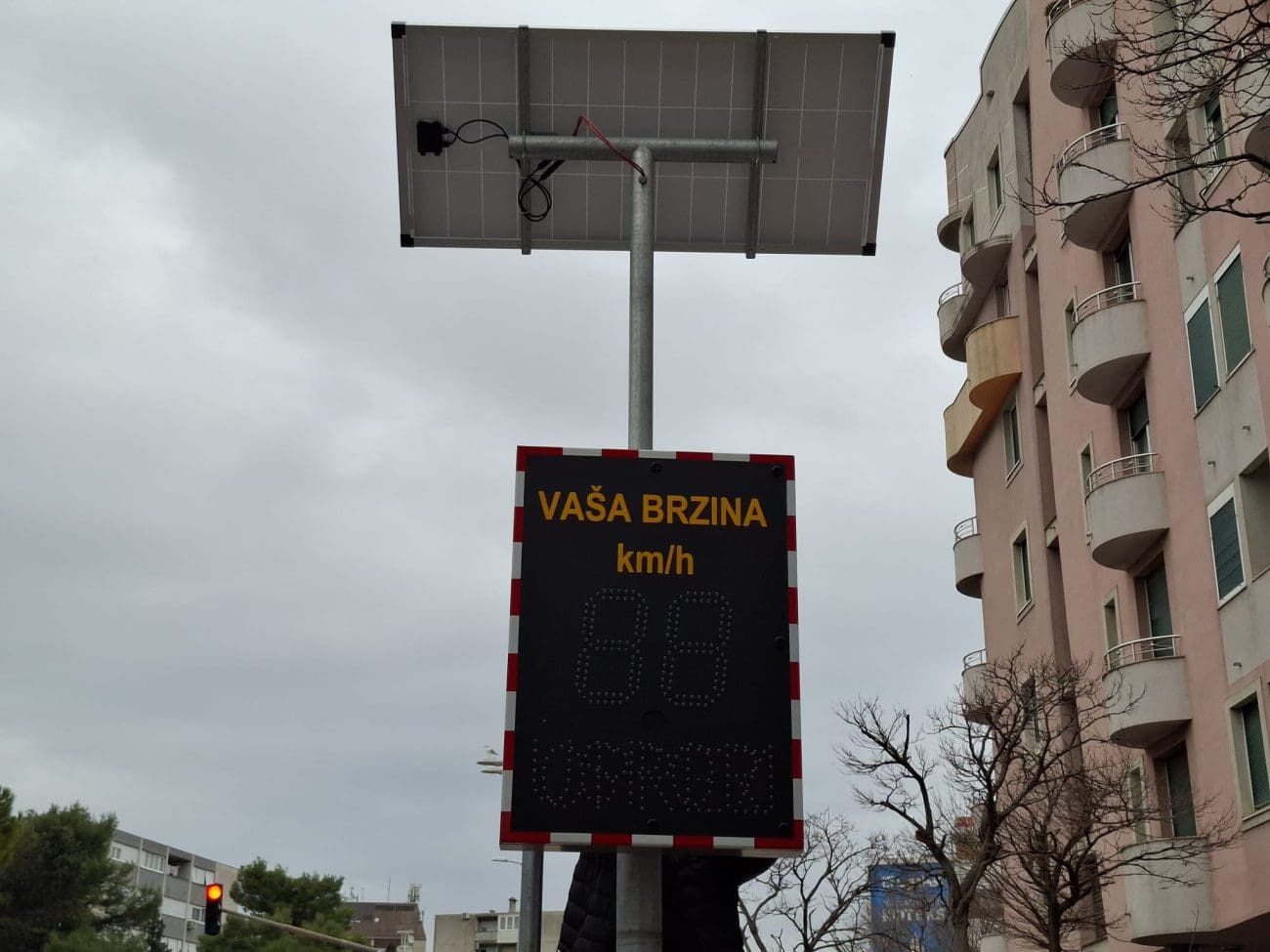 FOTOGALERIJA U Ulici Slobode postavlja se novi displej za mjerenje brzine: Cilj je povećati sigurnost na "crnoj točki" Splita