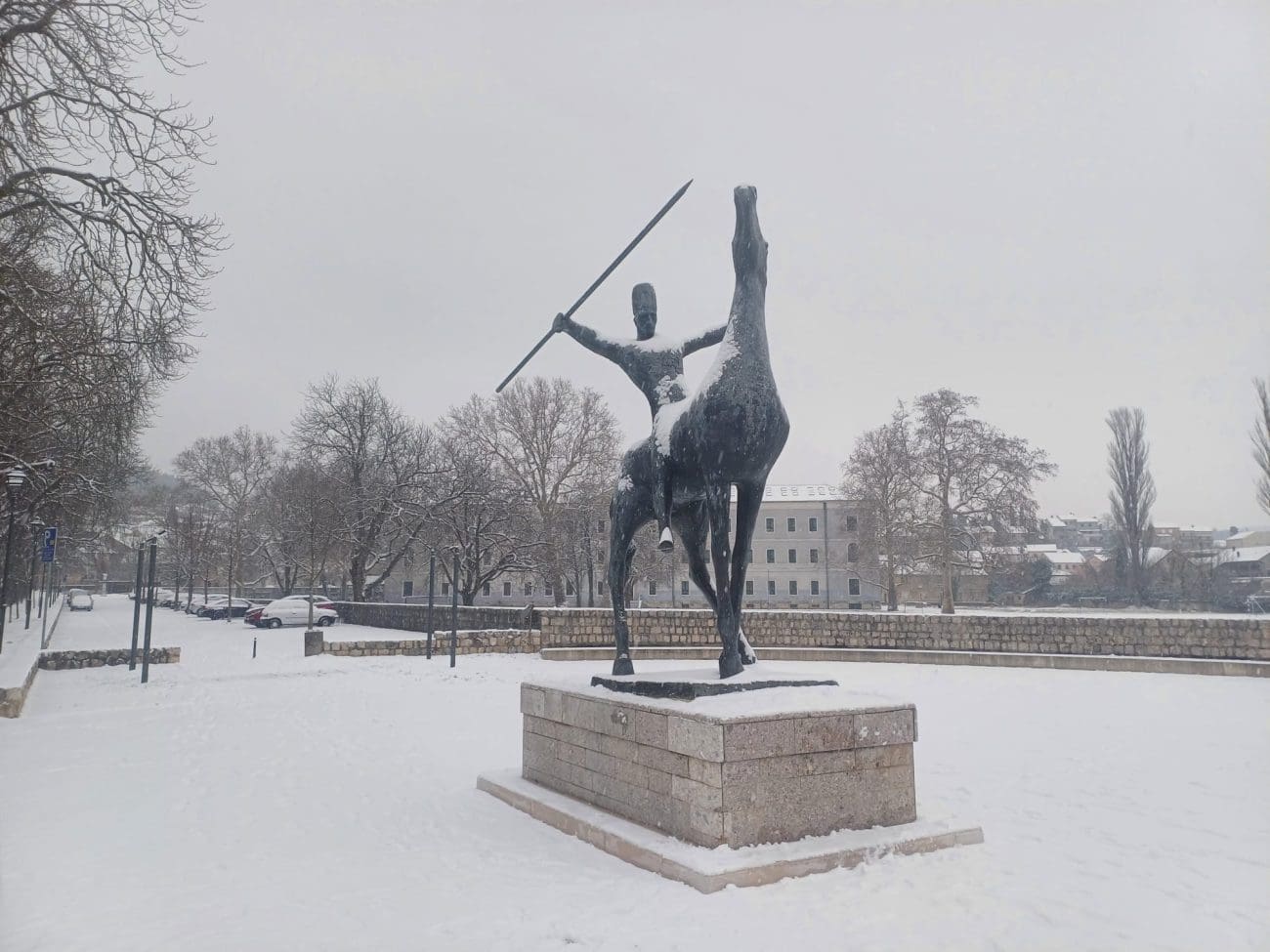 Sinj pod snijegom: HAK upozorava na sklisne kolnike i moguću poledicu