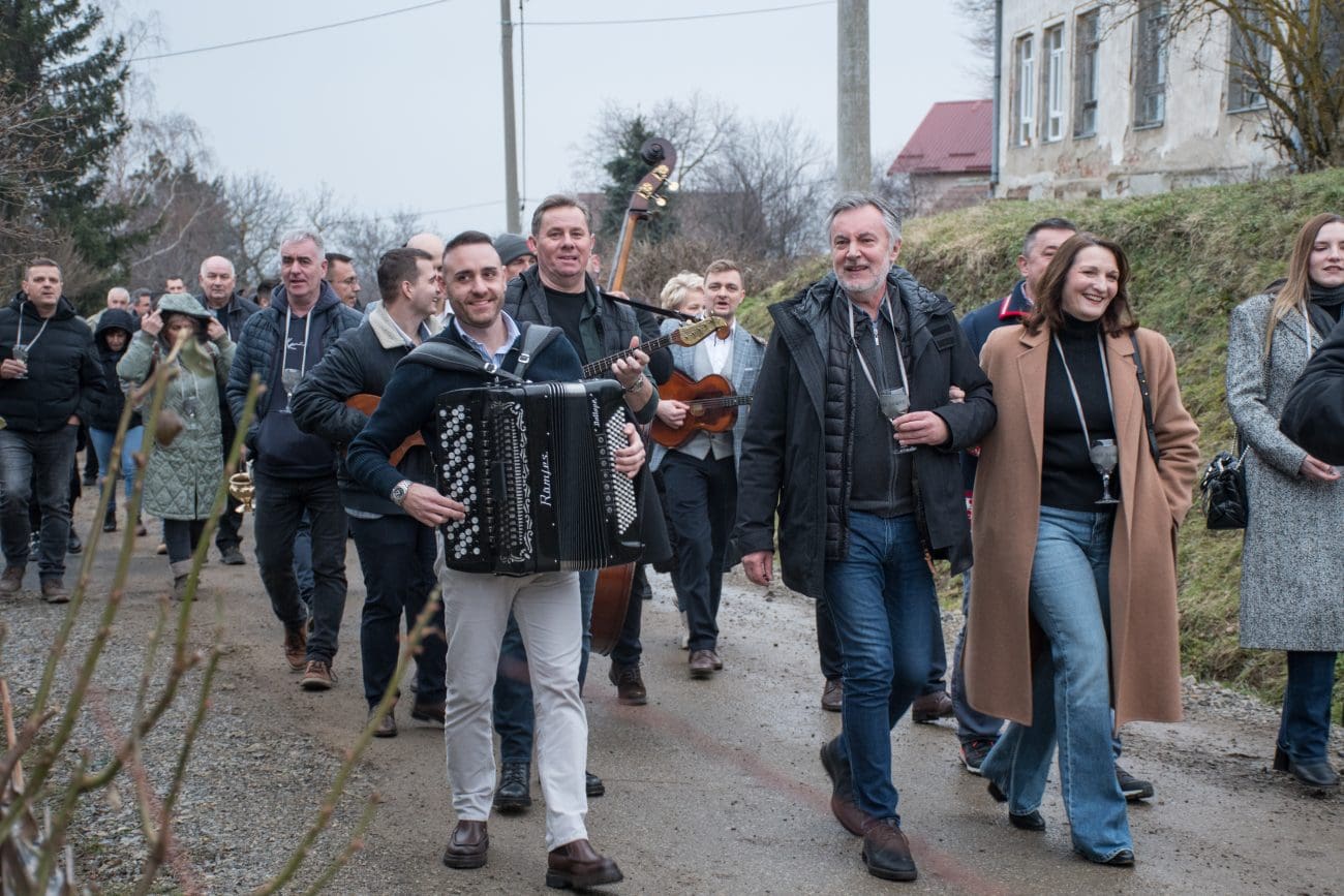 Ovako izgleda prava fešta pod Škorinom palicom: Vrte se janjci, stigli tamburaši... Znamo i razlog