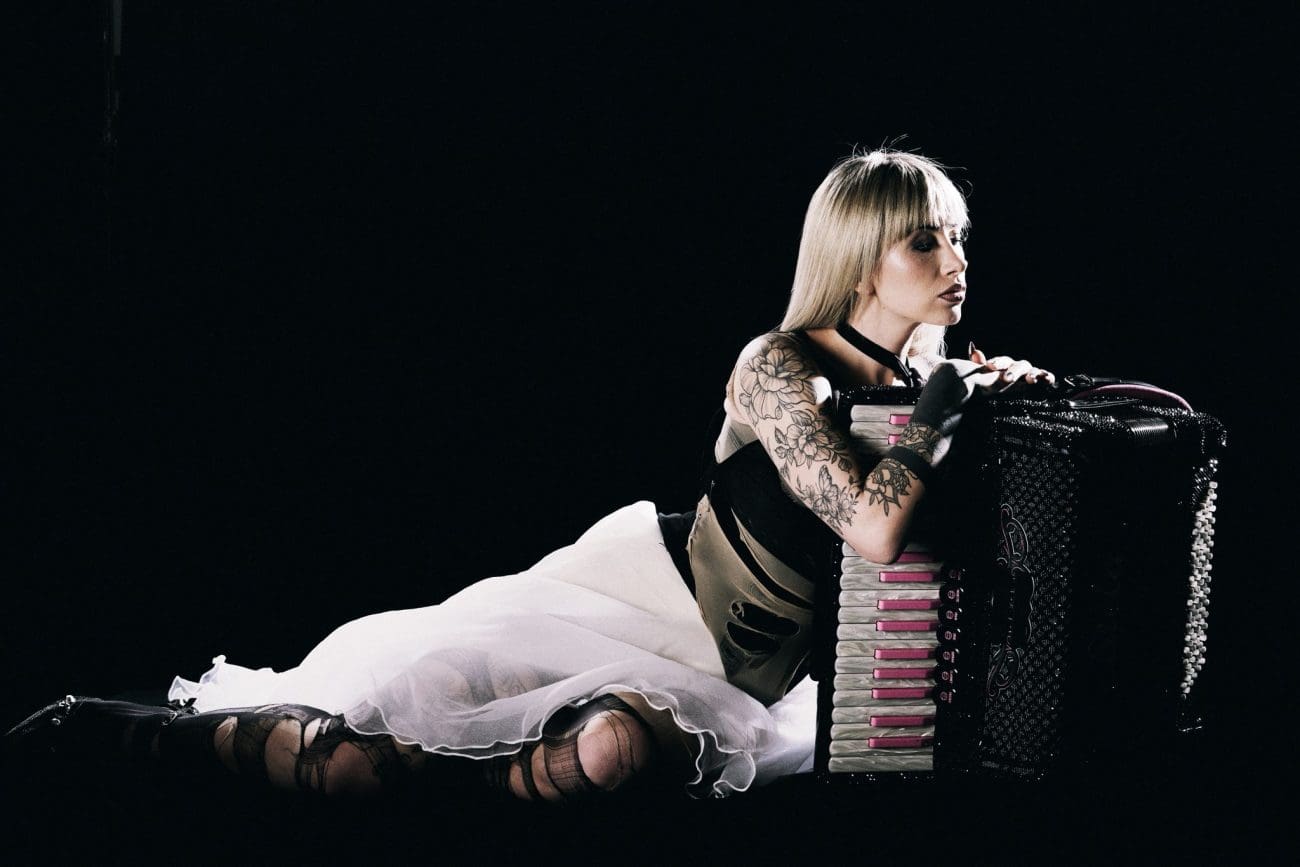 Može li sevdah proći na Dori? Evo s čim će se predstaviti popularna pjevačica koja svira i harmoniku