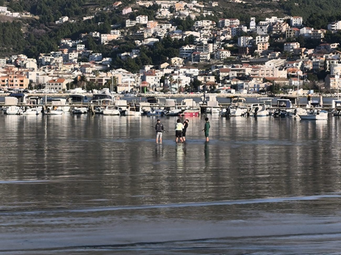 Kao da je proljeće već stiglo: Stobrečani ušli u more i bacili se na ribolov