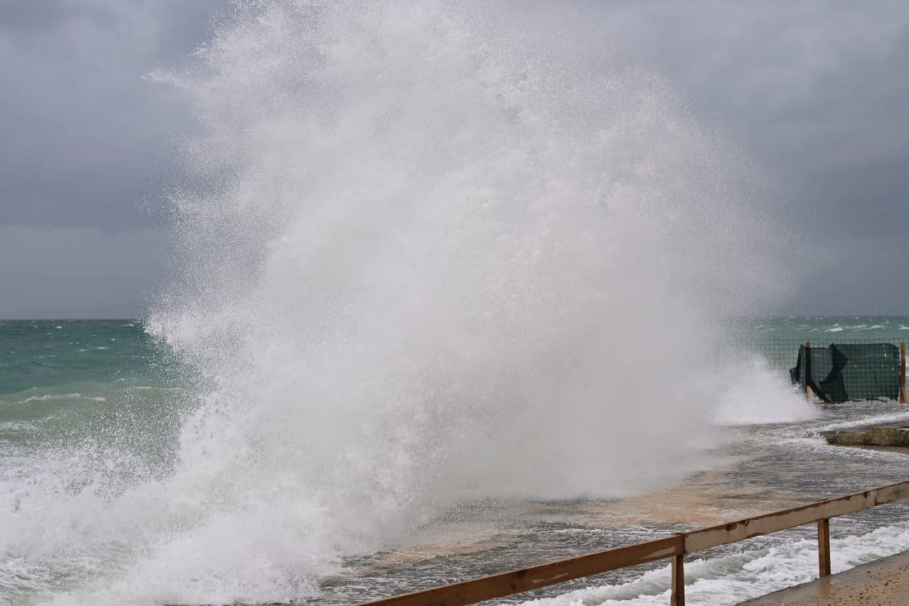 Na Jadranu se mjeri visina valova do sedam metara. Donosimo prizore iz Splita