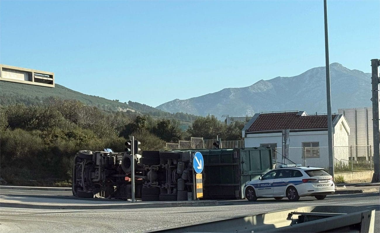 Nesreća na brzoj cesti: Teretni kamion se prevrnuo, žurne službe su na terenu