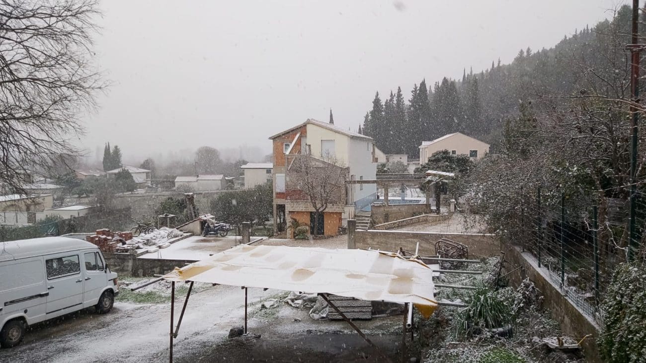 Snijeg pada u brojnim dalmatinskim gradovima. Omiš, Vrgorac, Ploče... Evo kakva je sada situacija