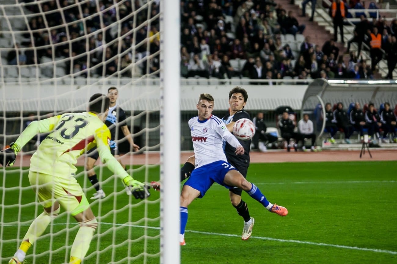 HAJDUK – RIJEKA 0-0: Mirne mreže na Poljudu u tvrdoj utakmici, Rijeka ostala bez trenera i igrača