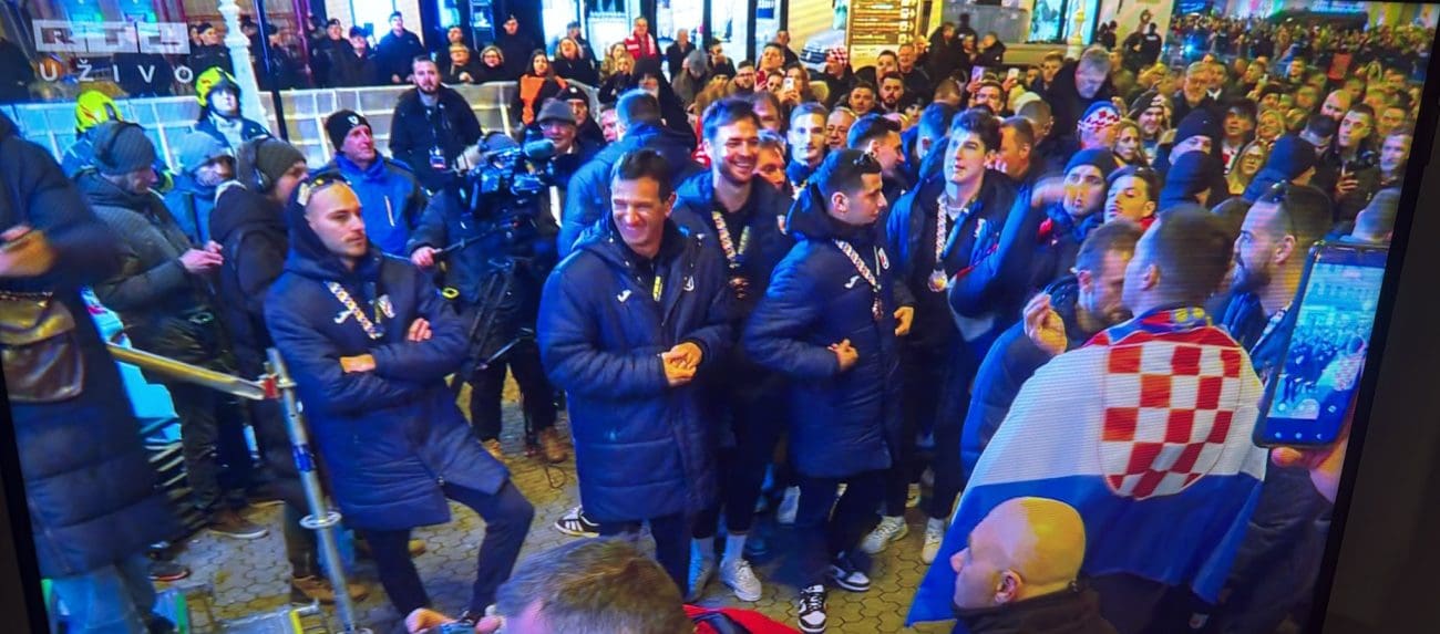 STIGLIII SU  Tisuće navijača dočekali navijače na Trgu