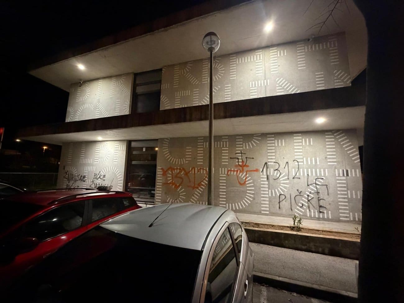 Novi incident u Splitu: Ustaški znakovi i vulgarne poruke osvanuli na školskoj fasadi