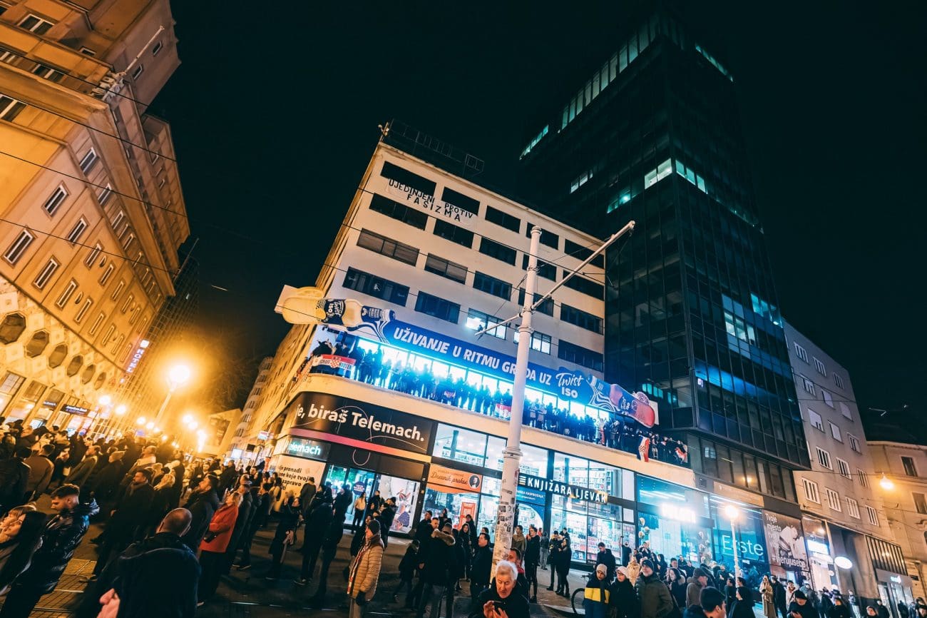 Dok je Thompson pjevao, izvješeno "Ujedinjeni protiv fašizma"