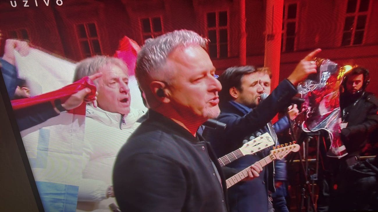 Da se naježiš: Thompson zapjevao neslužbenu himnu, trg preplavile baklje