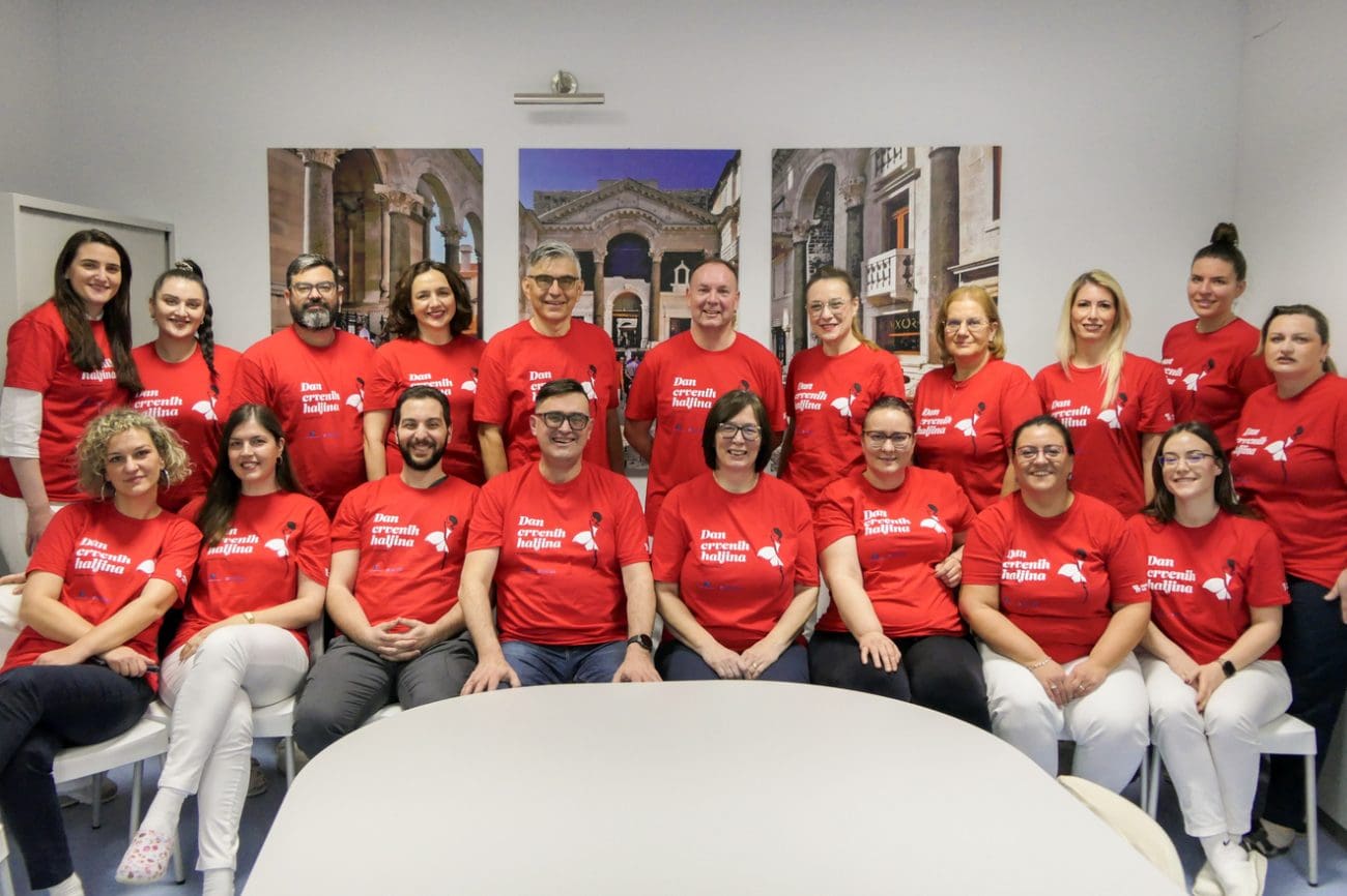 FOTO I VIDEO Klinika za neurologiju KBC-a Split obilježava Dan crvenih haljina: Moždani udar odnosi više života žena nego karcinom dojke - od 10 moždanih udara 6 je u žena