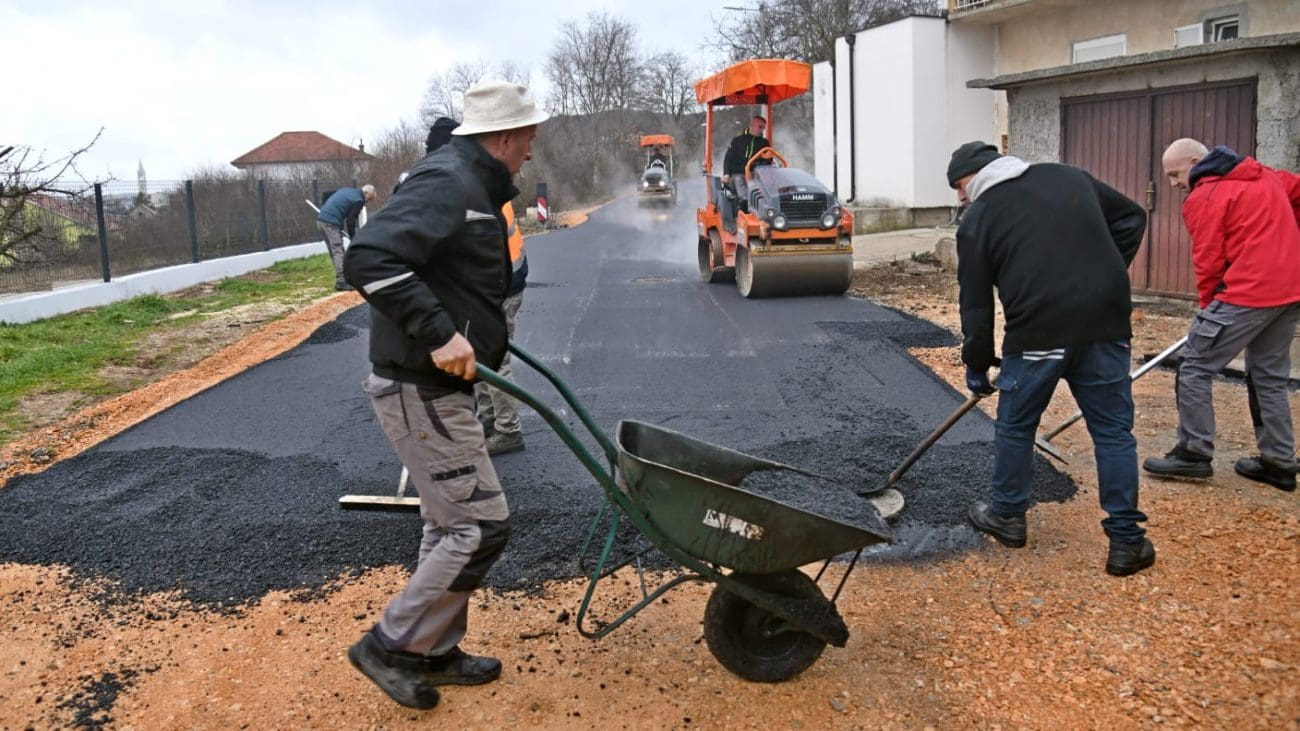 FOTO Brnaze pred završetkom velikih radova: Asfaltiranje Ferate u punom jeku