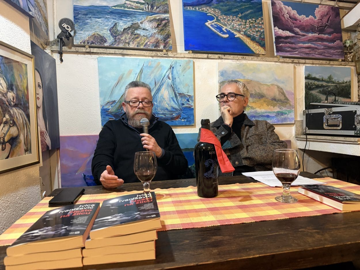 FOTOGALERIJA Ivica Ivanišević u KusNjegi predstavio roman "Nešto na žlicu"