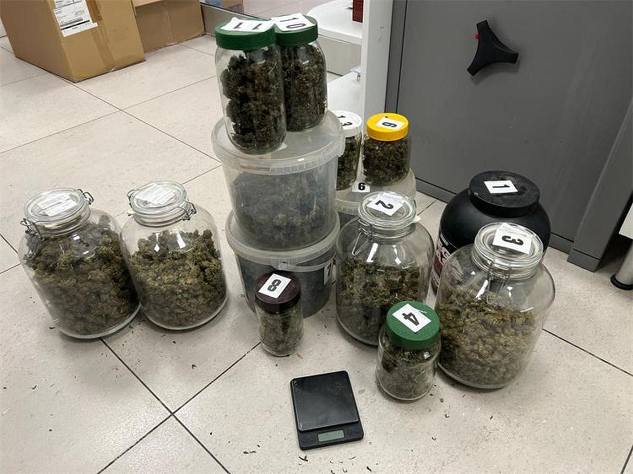 Korčulanska policija pretragom kuće u Žrnovu pronašla drogu i novac ostvaren prodajom droge