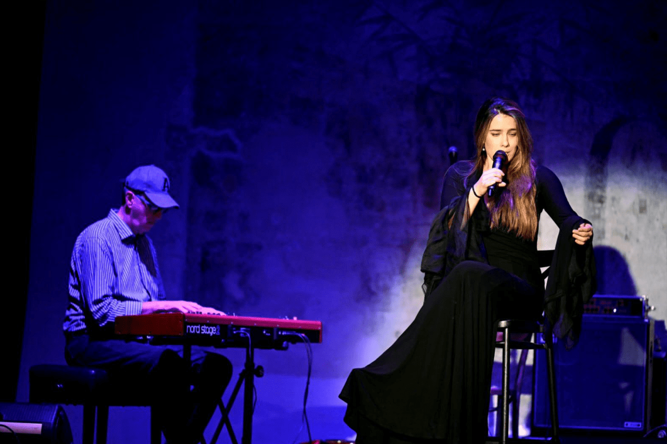 Posebna večer: Svi je znaju s TV ekrana, ali Ana Uršula Najev sada pokazuje i svoj glazbeni talent