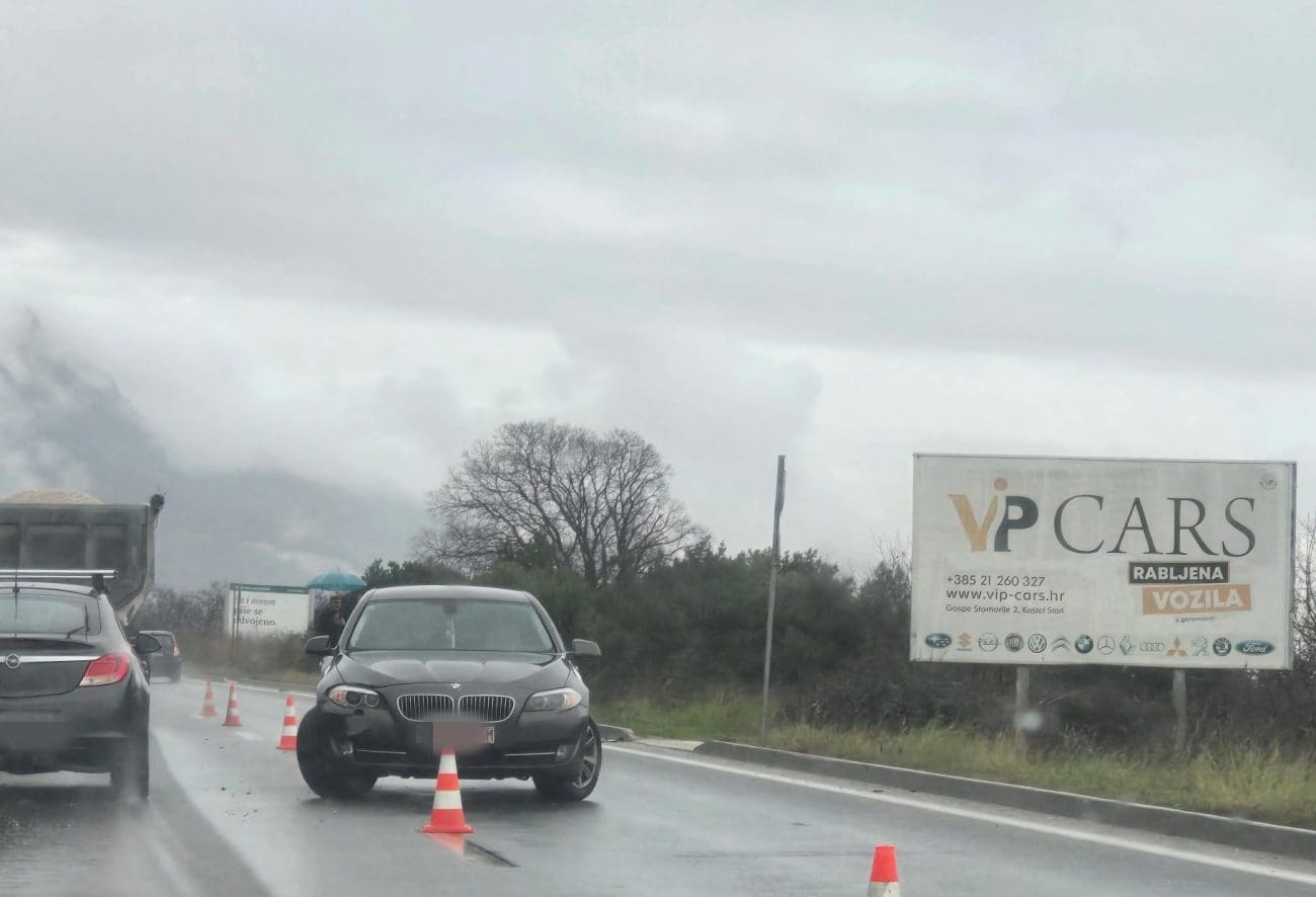 Prometna nesreća u Kaštelima, sudarili se na mokrom kolniku